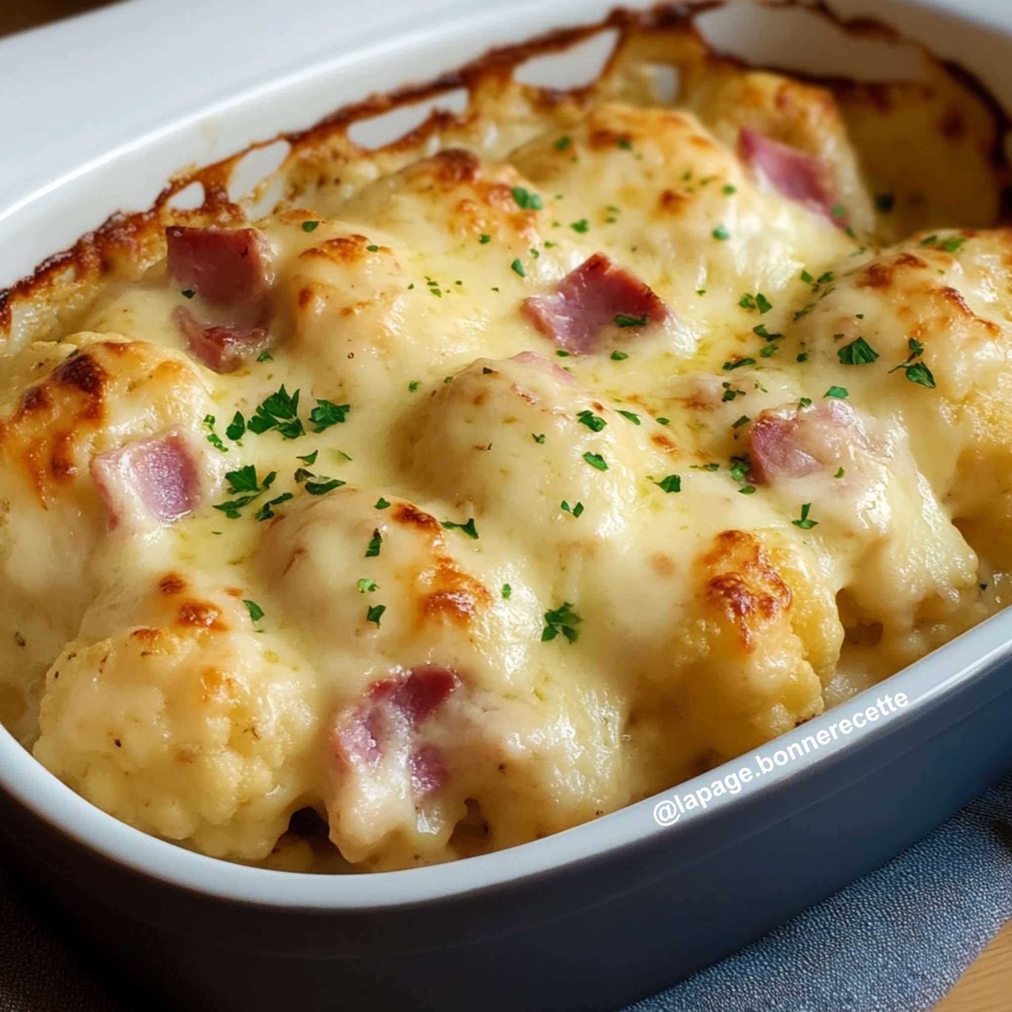 Chou-Fleur Gratiné au Jambon et à la Béchamel Classique - Un plat gratiné doré et fondant à souhait.