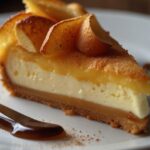 Fondant aux pommes et mascarpone, doré et moelleux, servi avec une touche de sucre glace et une part coupée révélant sa texture fondante.