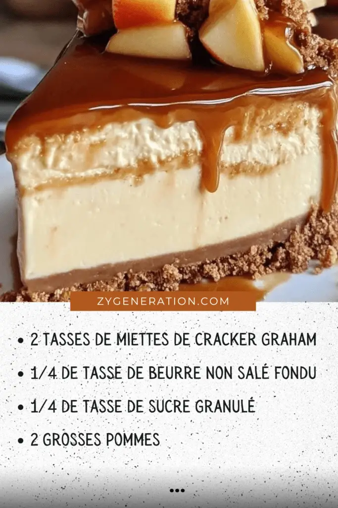 Cheesecake aux pommes caramel, nappé de sauce caramel et parsemé de noix de pécan, sur une assiette blanche.