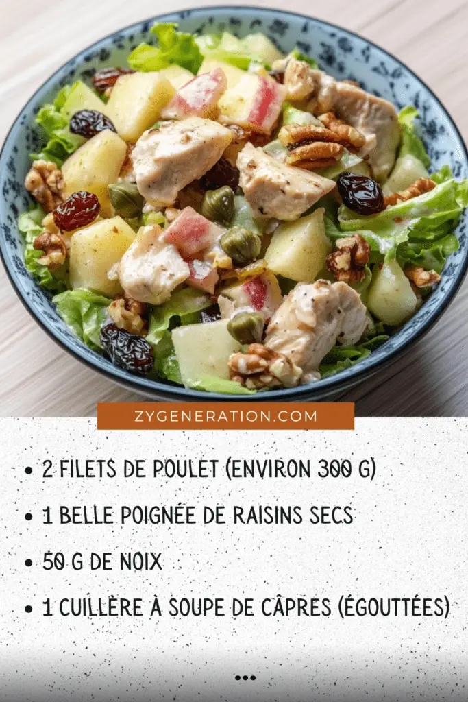 Salade colorée avec morceaux de poulet, pommes croquantes, raisins secs, noix et sauce crémeuse, servie dans un bol en bois.