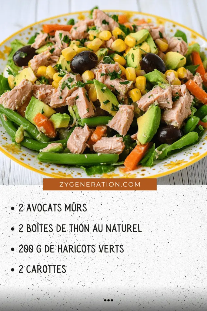 Salade colorée composée d’avocat crémeux, thon émietté, haricots verts croquants, carottes en bâtonnets et maïs doré, servie dans un bol en bois.