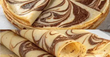 Crêpes marbrées dorées, avec des motifs chocolatés, servies avec du sirop d’érable et des fruits frais.