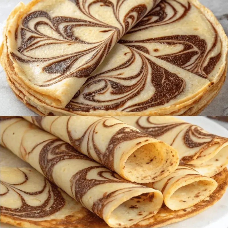 Crêpes marbrées dorées, avec des motifs chocolatés, servies avec du sirop d’érable et des fruits frais.