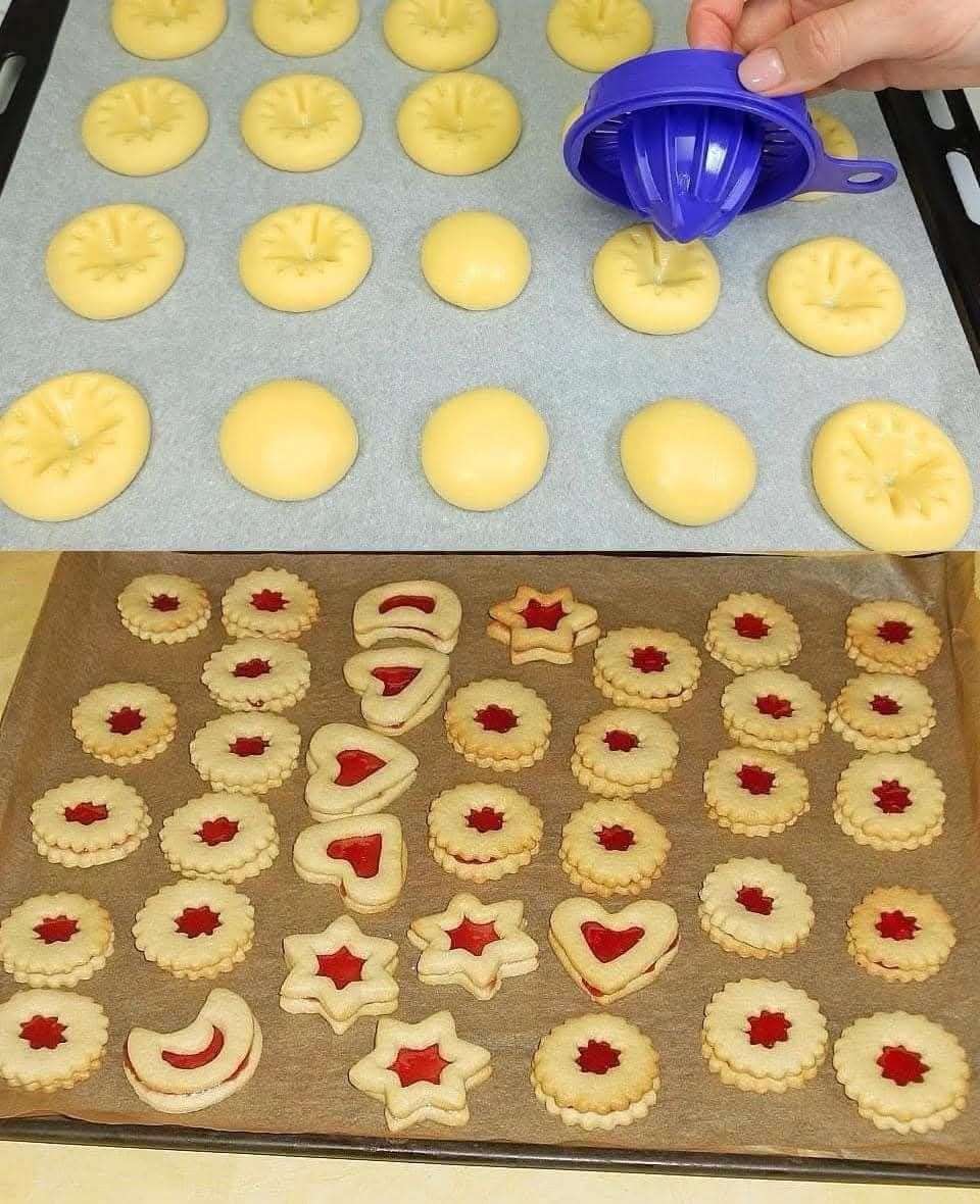 Sablés dorés à la confiture de framboises, empilés dans une assiette, saupoudrés de sucre glace