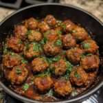 Boulettes de viande italiennes servies dans une sauce tomate maison avec du basilic frais