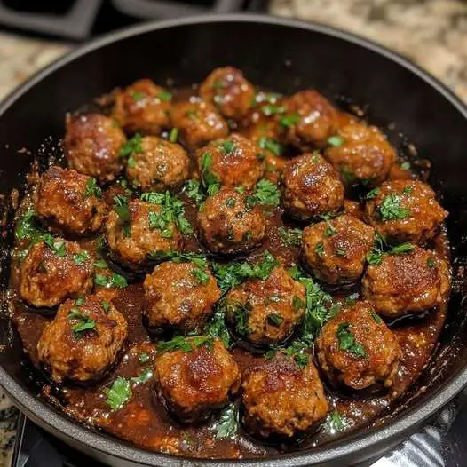 Boulettes de viande italiennes servies dans une sauce tomate maison avec du basilic frais