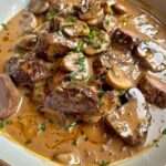 Bœuf Stroganoff servi dans une sauce crémeuse aux champignons avec une touche de paprika