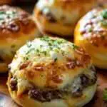 Bombes de cheeseburger dorées et croustillantes, garnies de parmesan et d'ail, servies avec du ketchup et de la moutarde