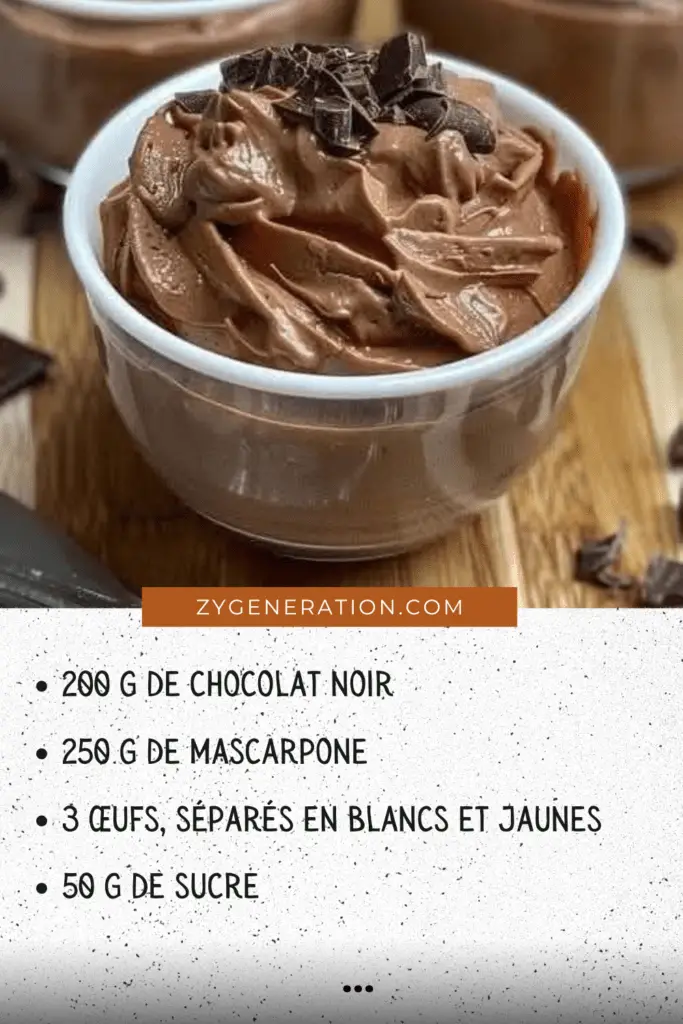 Mousse mascarpone au chocolat servie dans des verrines, saupoudrée de cacao en poudre, accompagnée de copeaux de chocolat et de fruits rouges.

