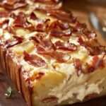 cake camembert lardons tranché sur une planche en bois