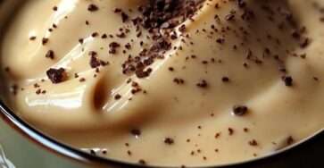 verrine de mousse café veloutée au mascarpone avec copeaux de chocolat