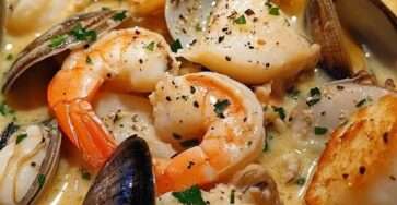 bol de chaudrée crémeuse aux fruits de mer fumante