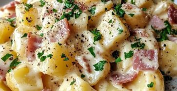 assiette de carbonara de pommes de terre crémeuse et dorée