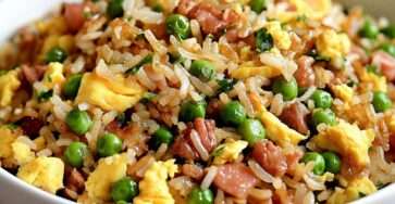 bol de riz cantonais sauté aux légumes, jambon et œufs