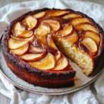 tranche de gâteau moelleux aux pommes caramélisées sur une assiette