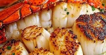 assiette élégante de coquilles St-Jacques poêlées et queue de homard au beurre citronné