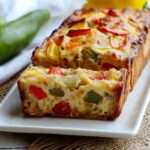 clafoutis aux légumes d'été doré dans un plat rectangulaire