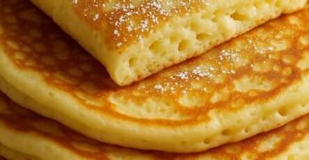 Panqueques de requesón esponjosos servidos con frutas frescas y miel