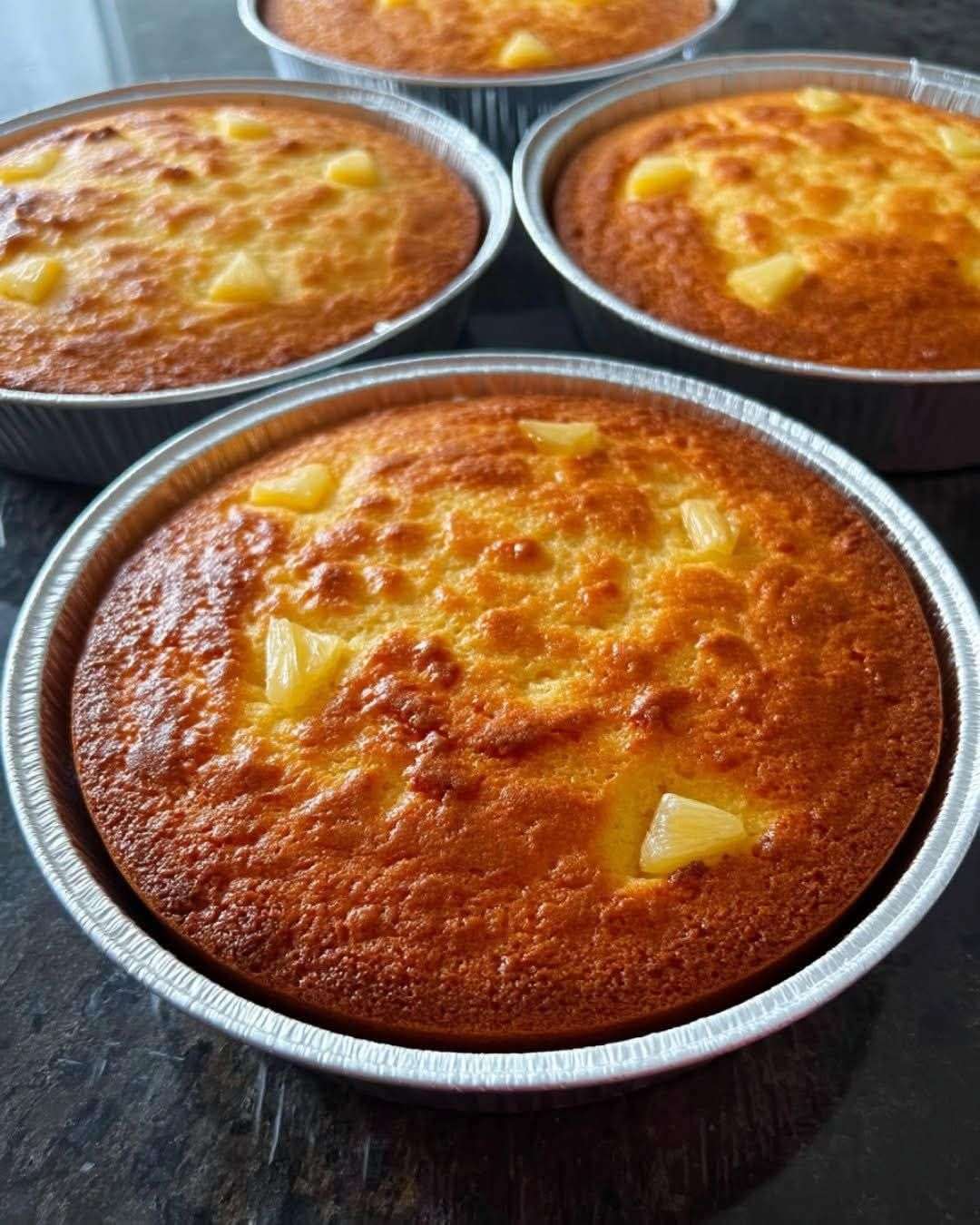 Pan de elote cremoso casero con queso crema derretido por encima