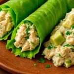 Ensalada de pollo con aguacate en rollitos de lechuga