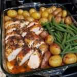 Poulet aux herbes et ail rôti au four avec pommes de terre et haricots verts