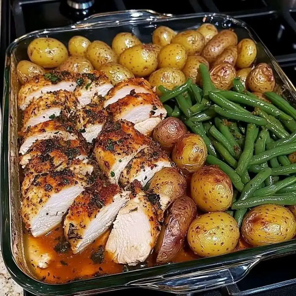 Poulet aux herbes et ail rôti au four avec pommes de terre et haricots verts