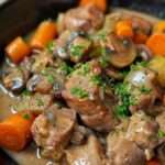assiette de blanquette de veau servie avec sauce crémeuse et carottes