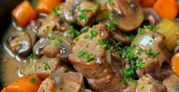 assiette de blanquette de veau servie avec sauce crémeuse et carottes
