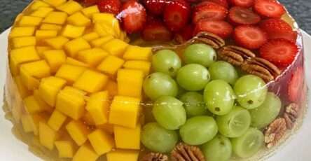 Gelatina cristal de frutas colorida y transparente, con fruta encapsulada