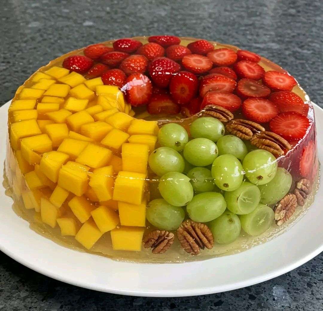 Gelatina cristal de frutas colorida y transparente, con fruta encapsulada