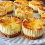 Mini cheesecakes de piña y leche de coco condensada decorados con crema y coco tostado