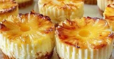 Mini cheesecakes de piña y leche de coco condensada decorados con crema y coco tostado