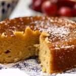 Pastel sin azúcar ni harina blanca decorado con frutos rojos