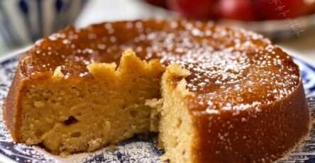 Pastel sin azúcar ni harina blanca decorado con frutos rojos