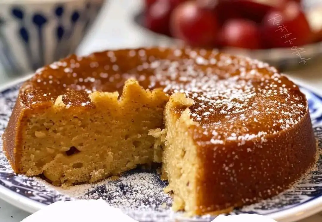 Pastel sin azúcar ni harina blanca decorado con frutos rojos