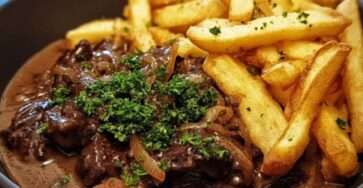 carbonade flamande maison mijotée dans une cocotte avec pain d’épices et bière brune
