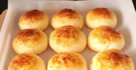 Pan de queso sin harina recién horneado, esponjoso y dorado sobre una bandeja