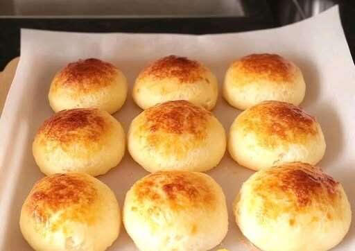 Pan de queso sin harina recién horneado, esponjoso y dorado sobre una bandeja