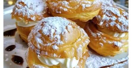 Profiteroles dorados rellenos de crema pastelera y chocolate derretido