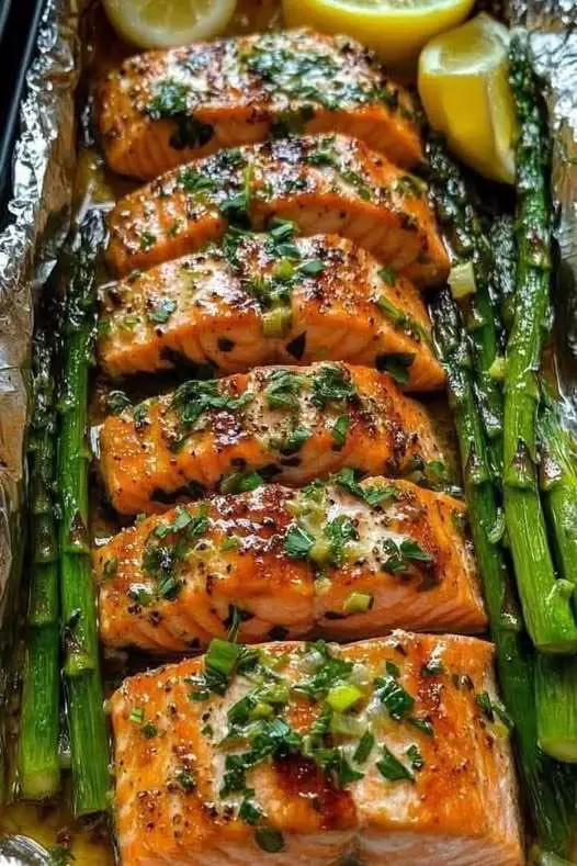 Saumon en papillote aux asperges cuit au four avec citron et ail