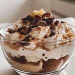 Tiramisú saludable de avena servido en vasos individuales con cacao espolvoreado