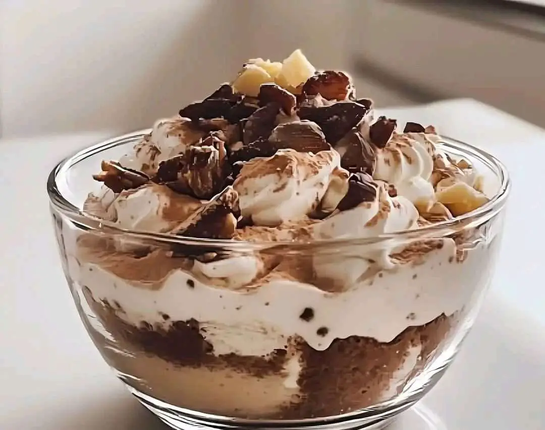 Tiramisú saludable de avena servido en vasos individuales con cacao espolvoreado