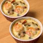 Cassolettes de fruits de mer gratinées avec crème et persil frais