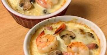 Cassolettes de fruits de mer gratinées avec crème et persil frais