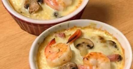 Cassolettes de fruits de mer gratinées avec crème et persil frais