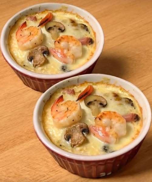 Cassolettes de fruits de mer gratinées avec crème et persil frais