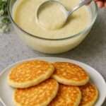 Panqueques esponjosos de manzana servidos con frutas y miel