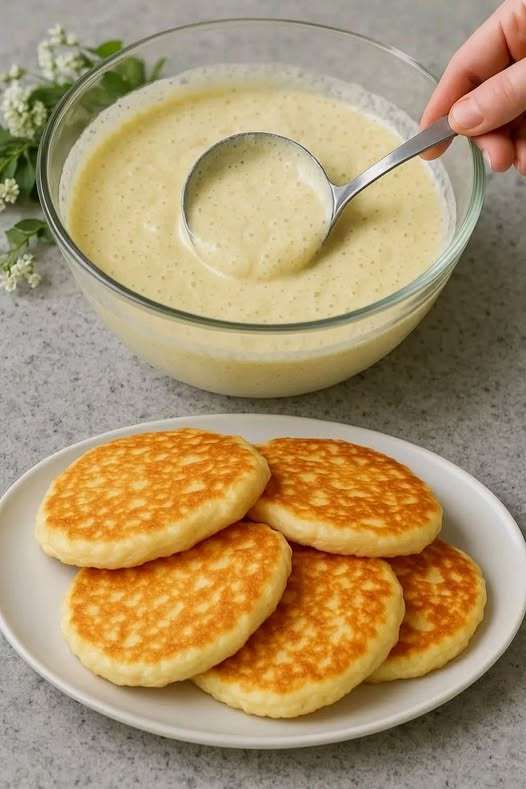 Panqueques esponjosos de manzana servidos con frutas y miel