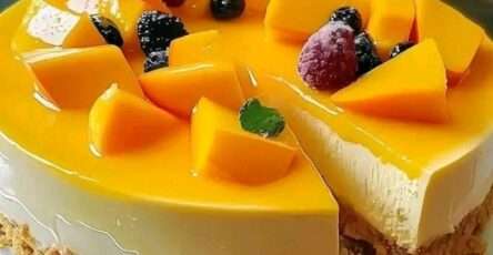 Pay frío de mango decorado con cubos de fruta fresca y crema batida