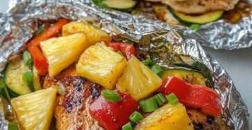 Pollo teriyaki al horno con piña, pimientos y verduras en papel de aluminio
